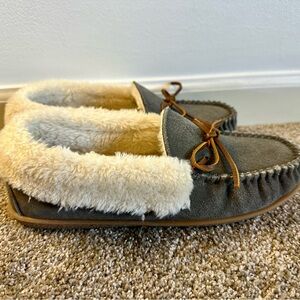 Minnetonka Gray Faux Fur Fuzzy Lined Moccasins  Slippers Sz 9 Women’s EXCELLENT